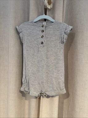 Lou Lou and Co Light Gray Short Sleeve Henley Baby Romper 12-24M